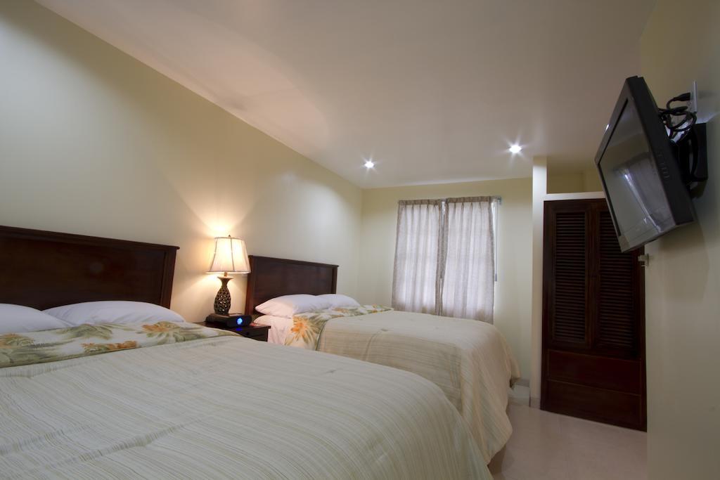 Rainbow Hotel Caye Caulker Buitenkant foto
